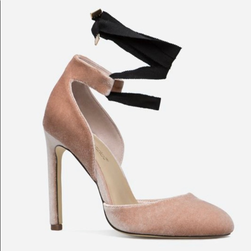 Susie Pump - Picture 2 of 3